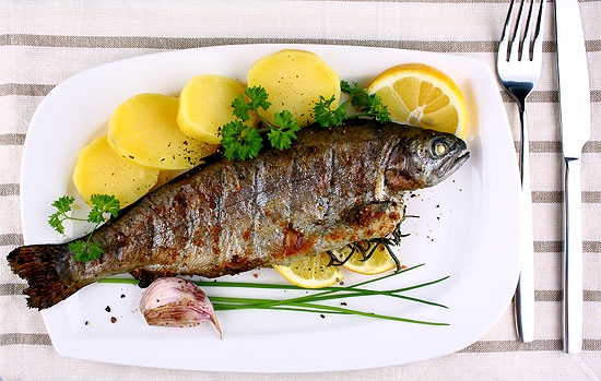 Fisch zum Aschermittwoch - Gegrillte ganze Forelle mit Kartoffeln, Zitrone und Knoblauch ©Foto: iStock diamant24